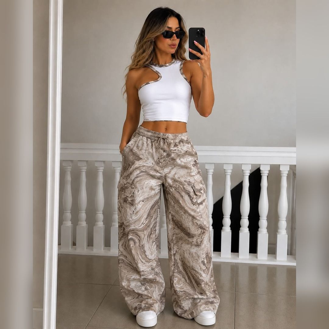 Mujer con conjunto Isabella de top blanco y pantalón cargo marmoleado beige
