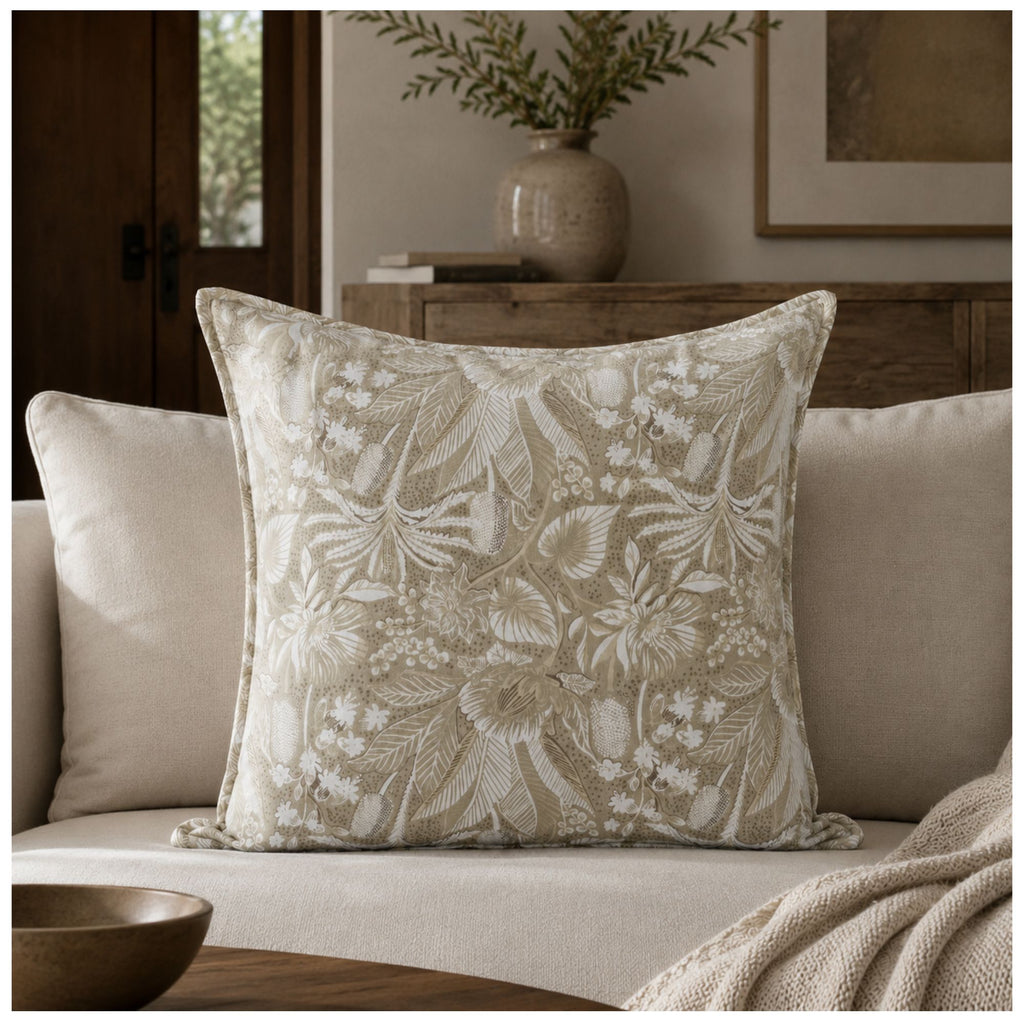 Cojín Toscana blanco beige ambientado en una sala