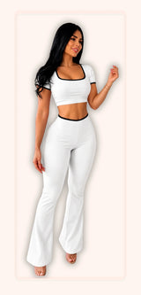 Conjunto blanco MATTEA de crop top manga corta con ribetes negros y pantalón de cintura alta bota campana