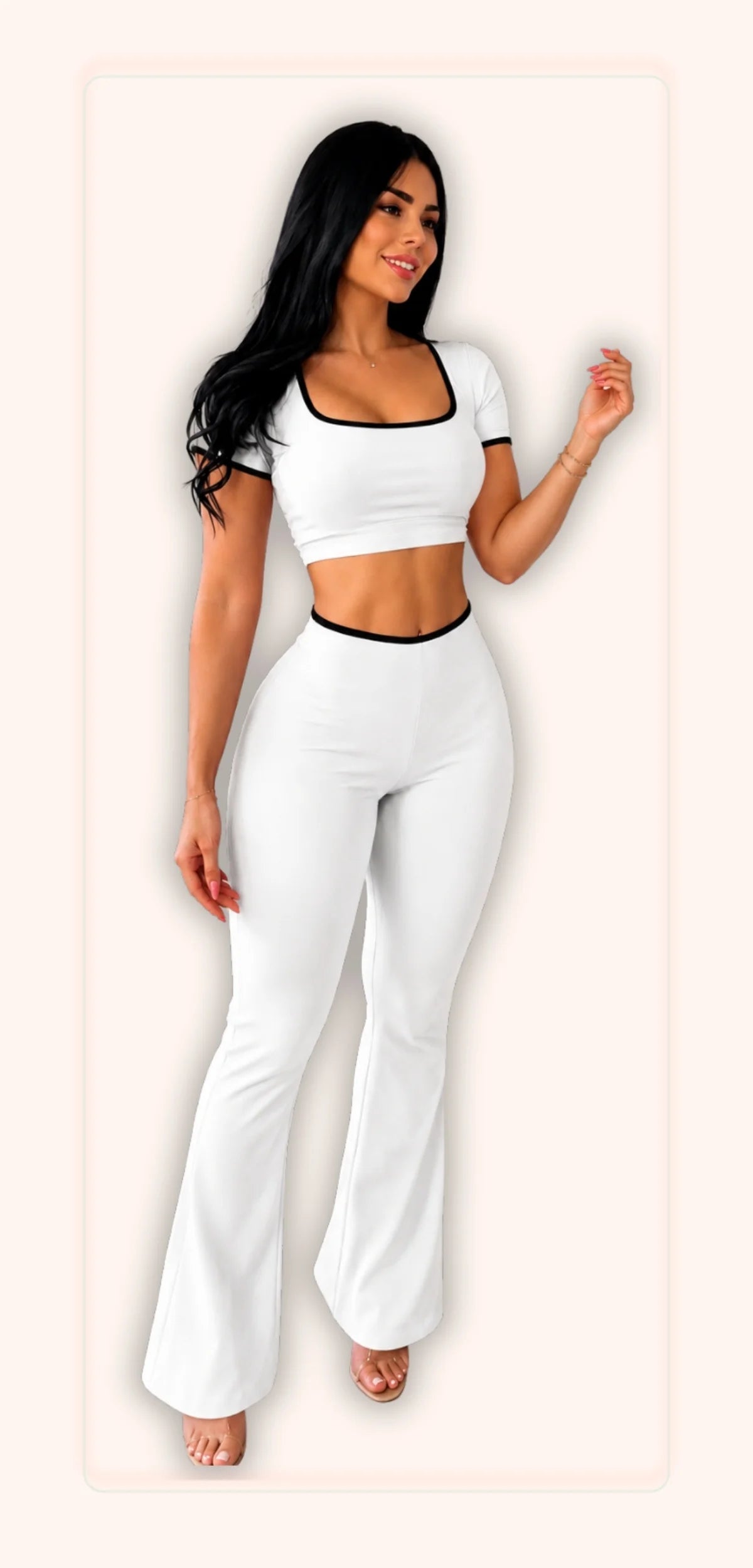 Conjunto blanco MATTEA de crop top manga corta con ribetes negros y pantalón de cintura alta bota campana