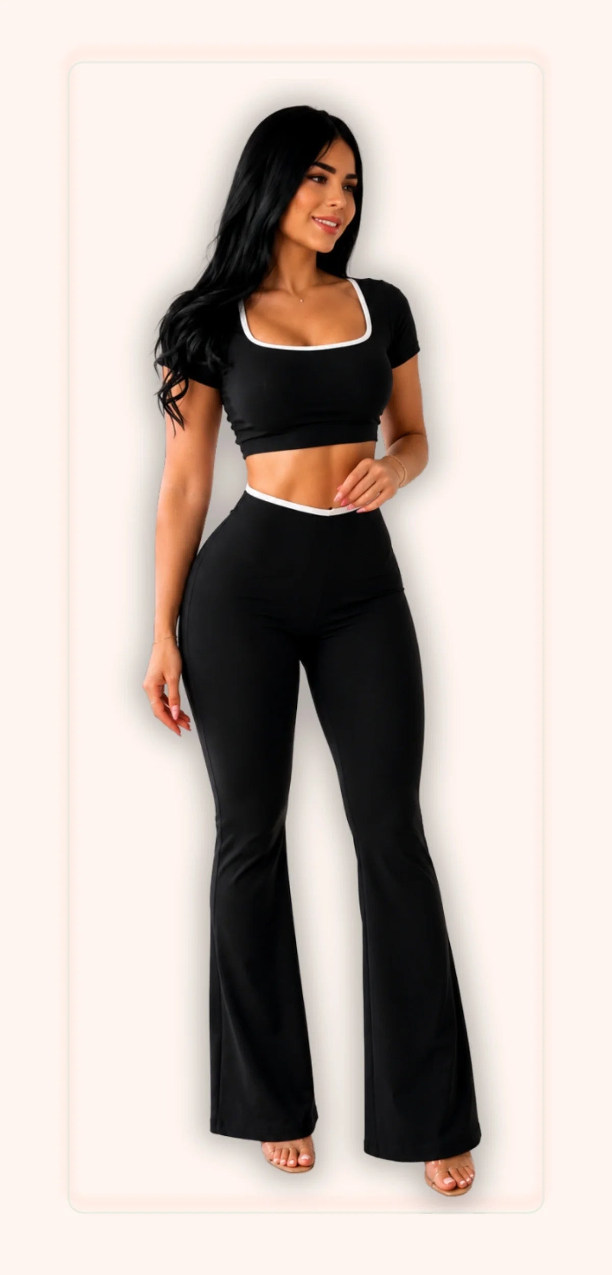 Conjunto negro MATTEA de crop top manga corta con ribetes en contraste y pantalón de cintura alta bota campana