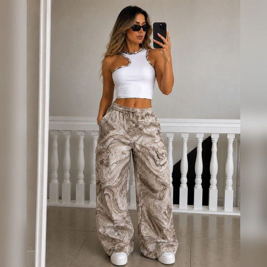 Mujer con conjunto Isabella de top blanco y pantalón cargo marmoleado beige