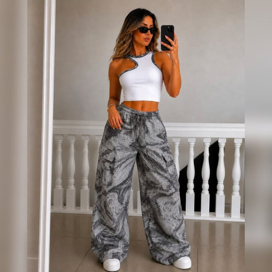 Mujer con conjunto Isabella de top blanco y pantalón cargo marmoleado gris