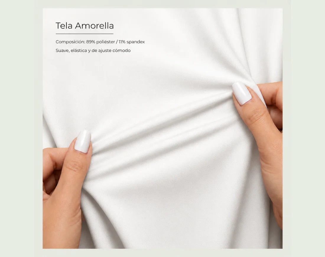 Detalle de la elasticidad de la tela Amorella blanca del body de manga corta.