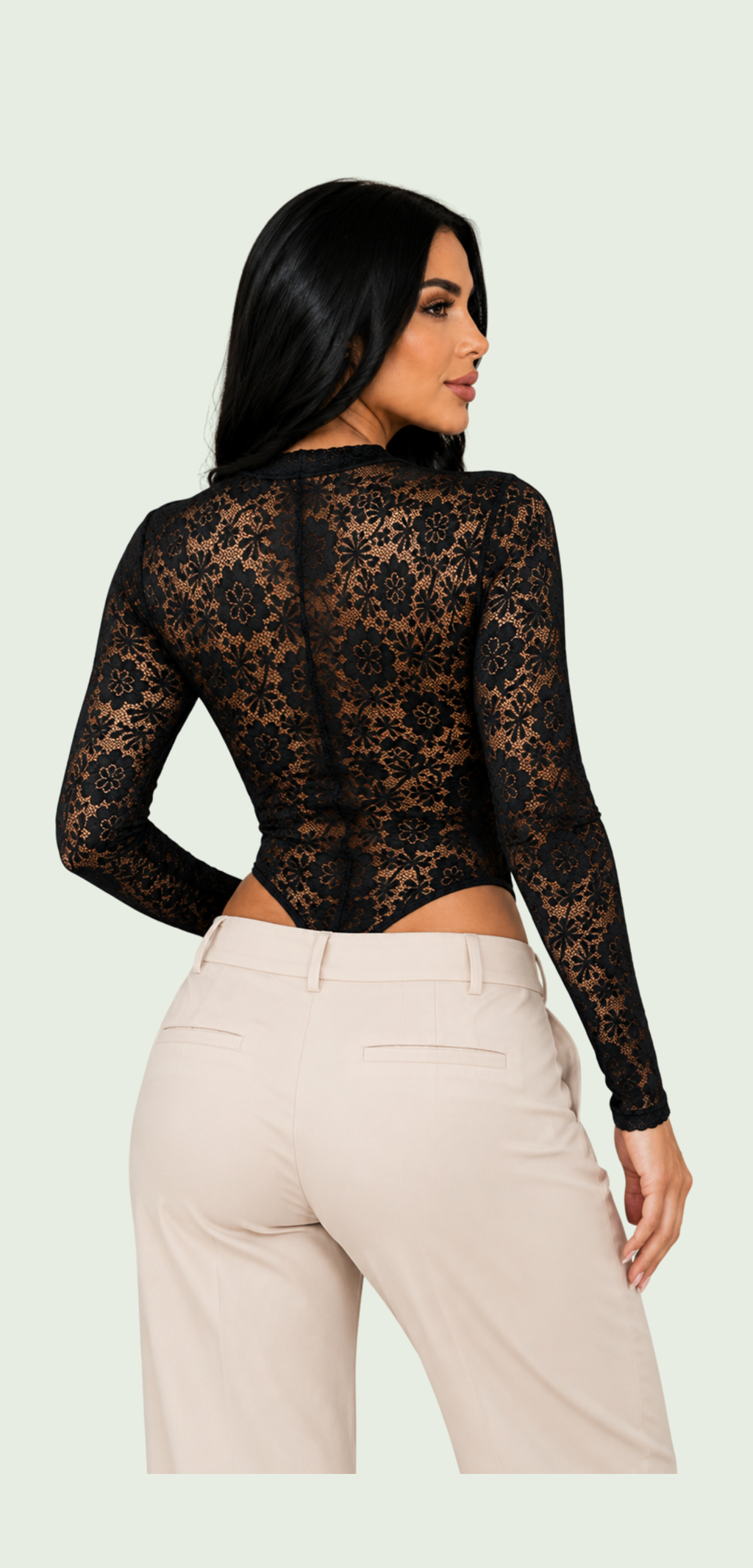 Vista de espalda del body negro de blonda floral con cuello alto, abertura profunda y forro Amorella sobre el busto.