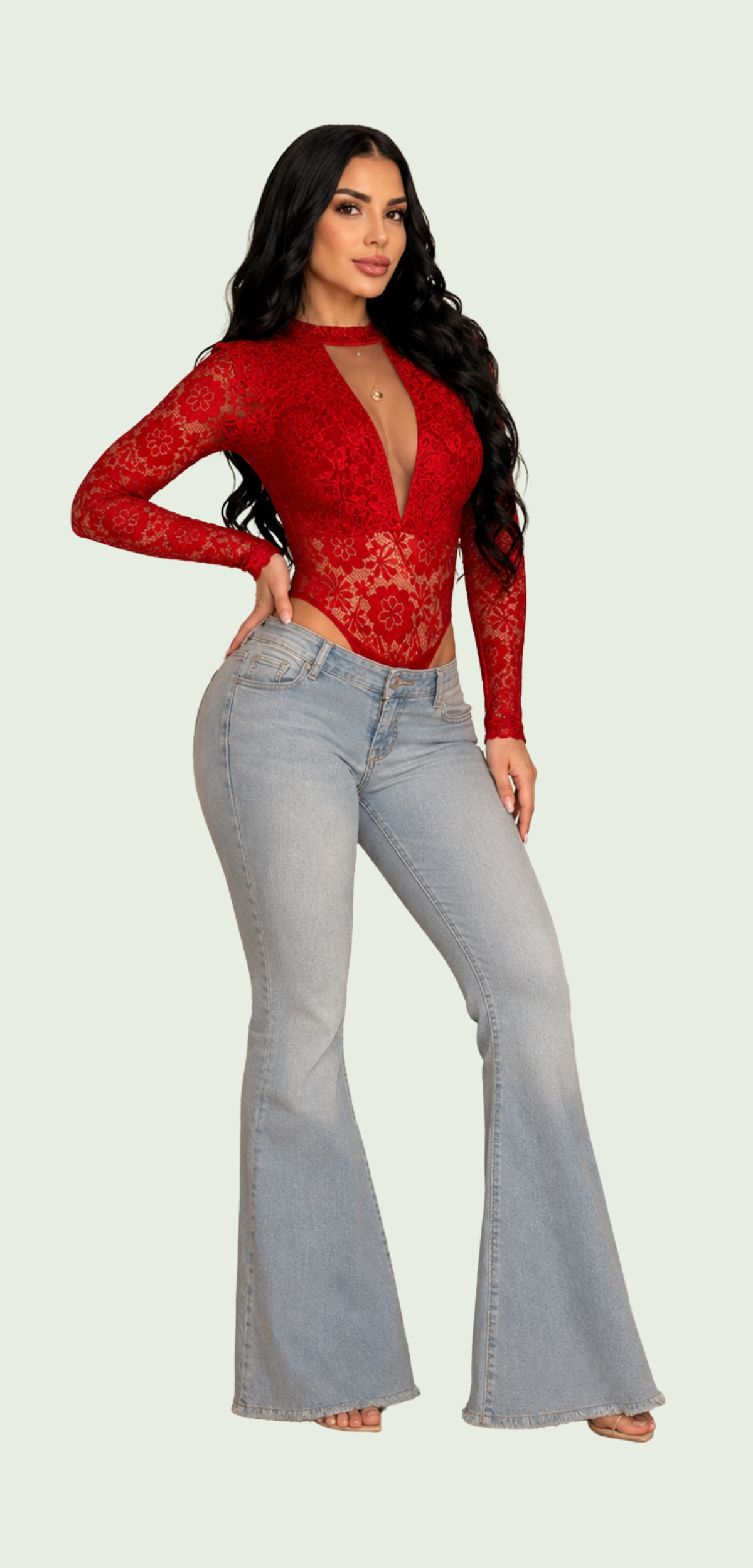 Modelo con body rojo de manga larga en blonda floral transparente, escote profundo y jean claro.