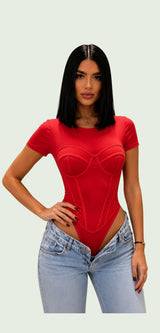 Guía de medidas del body rojo de manga corta en tela Amorella: largo 71 cm, pecho de 67 a 90 cm y cintura de 62 a 90 cm.