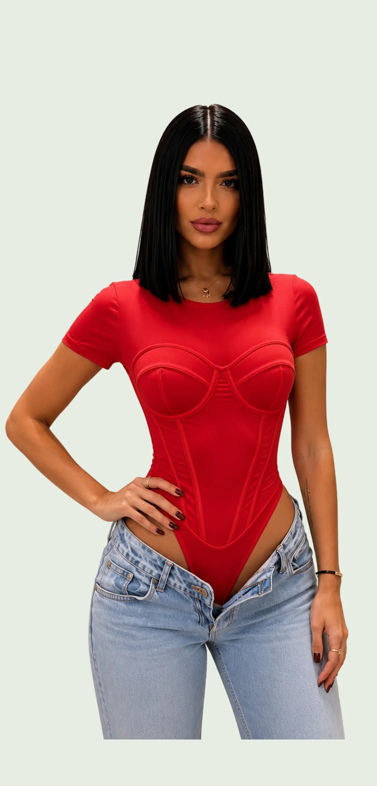 Guía de medidas del body rojo de manga corta en tela Amorella: largo 71 cm, pecho de 67 a 90 cm y cintura de 62 a 90 cm.