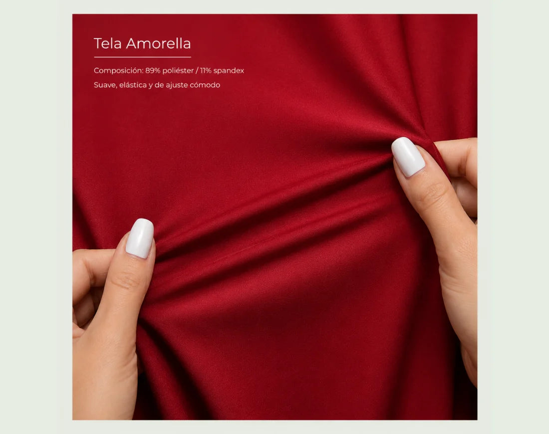 Detalle de la elasticidad de la tela Amorella roja del body de manga corta.