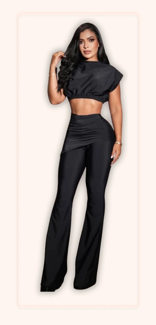 Conjunto negro MATTEA con crop top de manga corta, drapeado asimétrico y pantalón bota campana