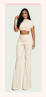 Conjunto beige MATTEA con crop top de manga corta, drapeado asimétrico y pantalón bota campana