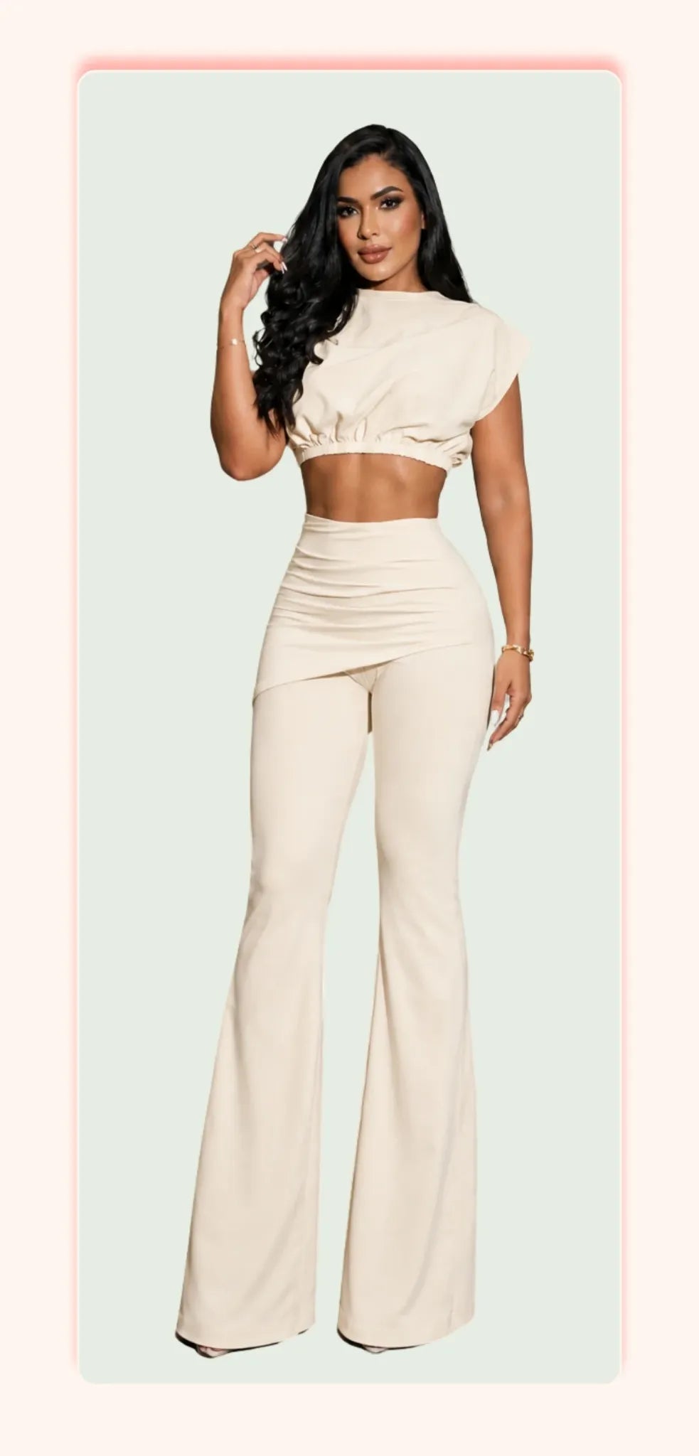 Conjunto beige MATTEA con crop top de manga corta, drapeado asimétrico y pantalón bota campana