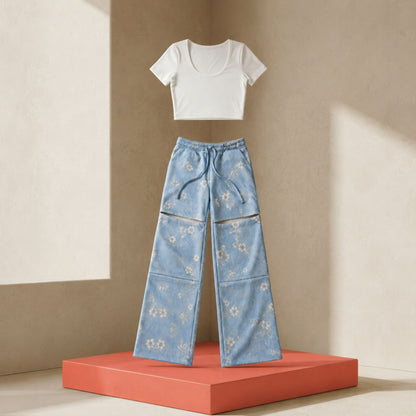 Conjunto Dalia floral azul de dos piezas con top blanco y pantalón azul estampado con aberturas | MATTEA