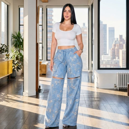 Conjunto Dalia floral azul para mujer, vista frontal con top blanco y pantalón estampado, combinado con tacones | MATTEA