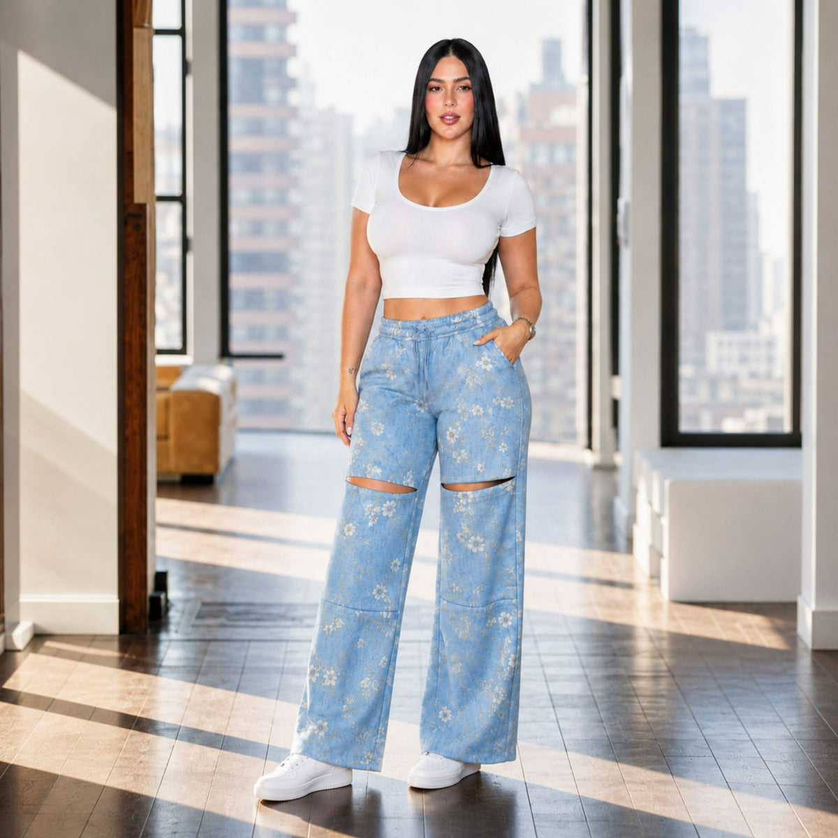 Conjunto Dalia floral azul para mujer, vista frontal con top blanco y pantalón estampado, combinado con tenis blancos | MATTEA