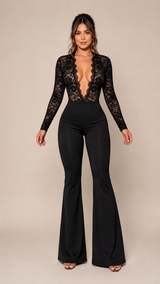 Enterizo negro con escote profundo de blonda y pantalón bota campana ENT-NE-024